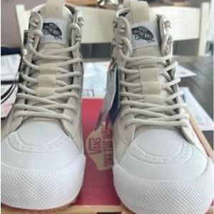 Vans Snow boots size 9.0 woman’s or 7.5 men’s.